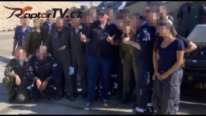 Filmový režisér Quentin Tarantino navštívil vojenskou základnu v Izraeli "Aby pomohl „posílit morálku“ po brutálních teroristických útocích palestinských sil na obyvatele Izraele"...