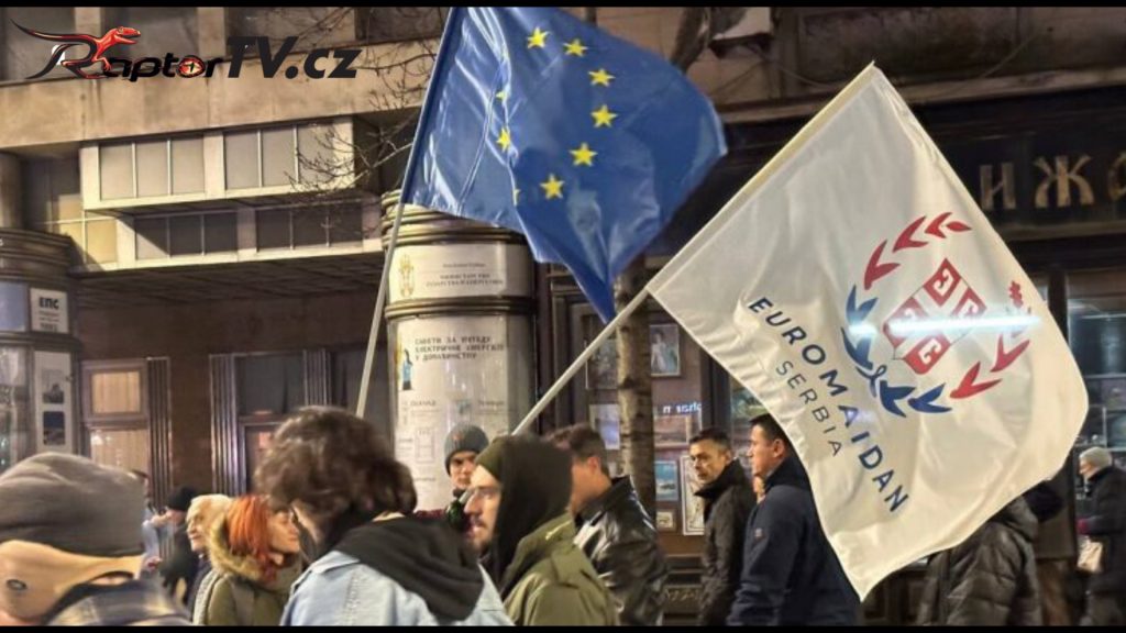 "Euromajdan Srbsko" Vlajka Euromajdanu opět na protestu uprostřed Bělehradu...