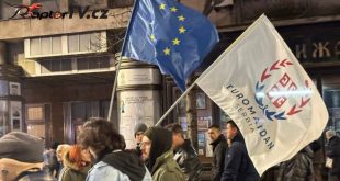 "Euromajdan Srbsko" Vlajka Euromajdanu opět na protestu uprostřed Bělehradu...
